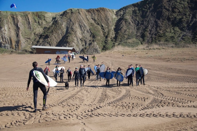 Escuchando al instructor de surf